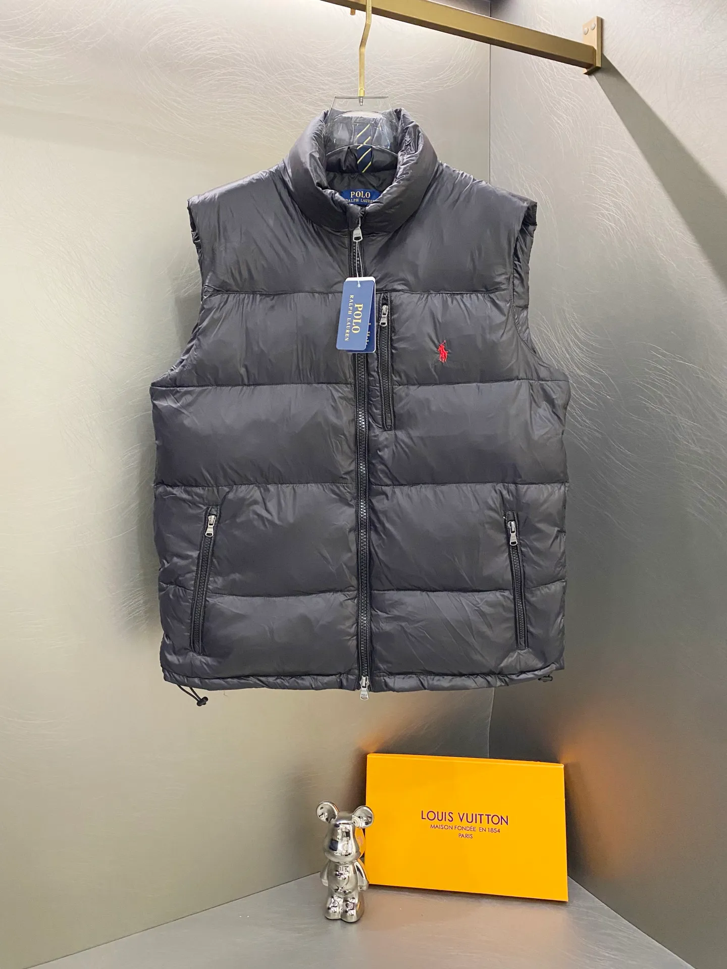 P520 Ralph Lauren/Ralph Lauren Men's Classic Pocket Zipper Waterproof Down Vest [Top Version] - - Accessories: Original tag washable label + electroplated YK zipper logo Customized Ralph Lauren zipper - Full set of accessories - The same style can be used by men and women Color: Black, Navy Blue, Black Glossy